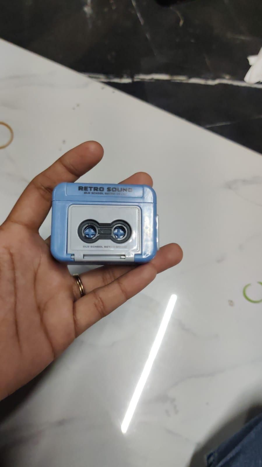 Retro Sound™ Mini Tape Keychain – Old-School Music Keychain with Sound Effects